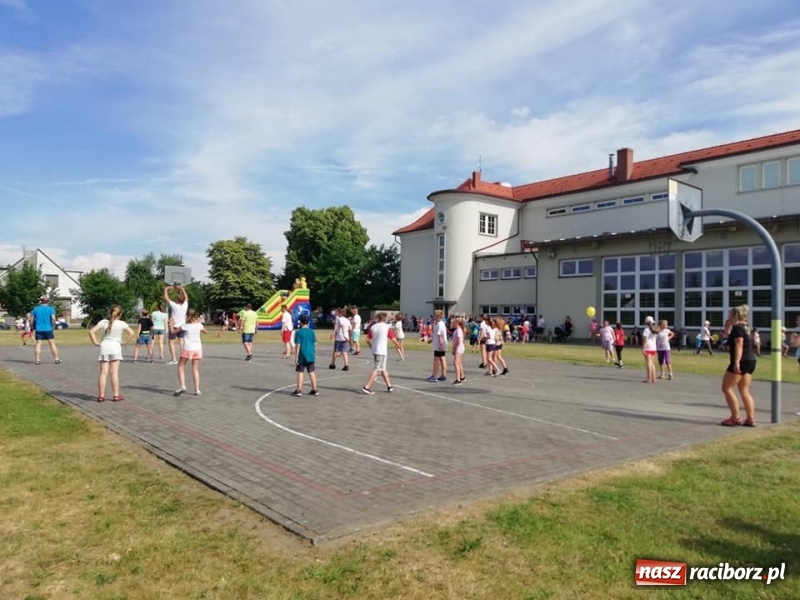 Zdjęcie w galerii na portalu naszraciborz.pl: Rodzinna rywalizacja na pikniku w Ocicach wiadomości z regionu