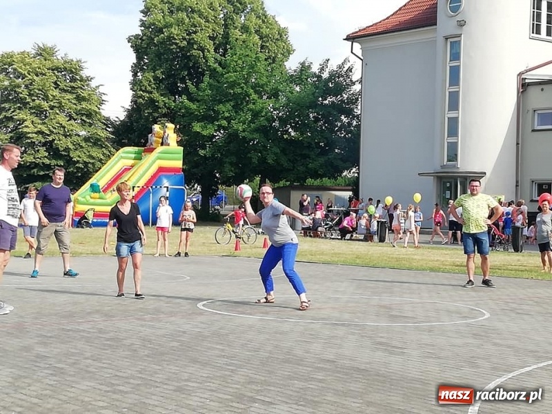 Zdjęcie w galerii na portalu naszraciborz.pl: Rodzinna rywalizacja na pikniku w Ocicach wiadomości z regionu