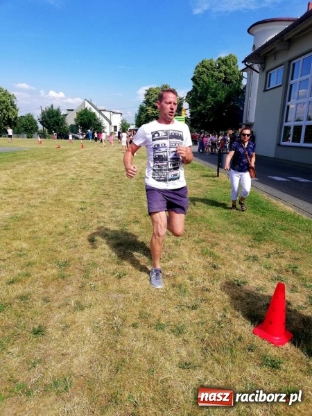 Zdjęcie w galerii na portalu naszraciborz.pl: Rodzinna rywalizacja na pikniku w Ocicach wiadomości z regionu