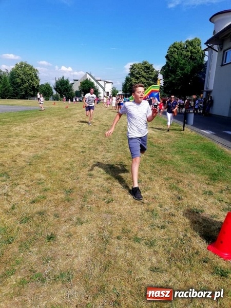 Zdjęcie w galerii na portalu naszraciborz.pl: Rodzinna rywalizacja na pikniku w Ocicach wiadomości z regionu