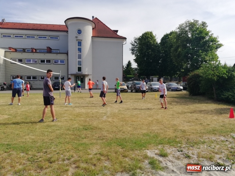 Zdjęcie w galerii na portalu naszraciborz.pl: Rodzinna rywalizacja na pikniku w Ocicach wiadomości z regionu