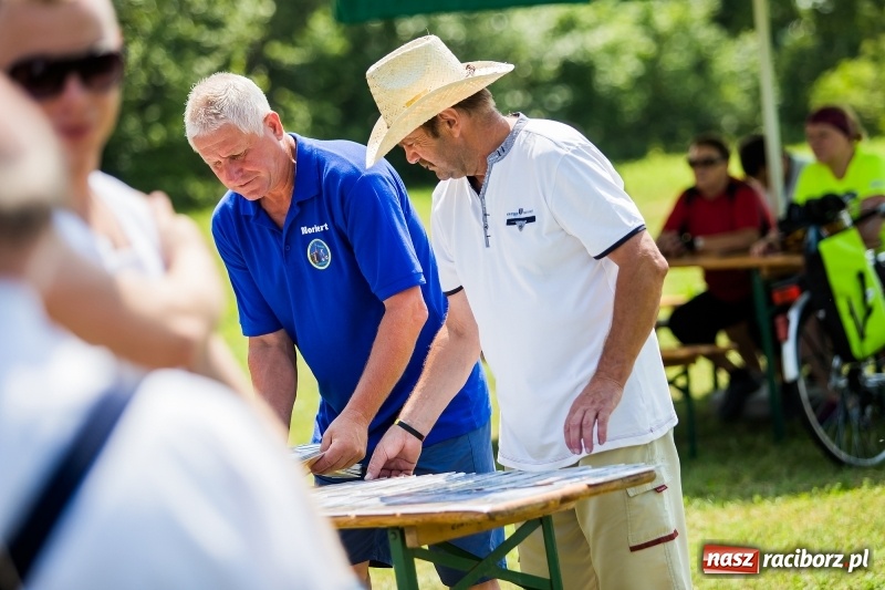 Zdjęcie w galerii na portalu naszraciborz.pl: Upał cyklistom niestraszny. W Cyprzanowie pojechali na orientację FOTO i WIDEO wiadomości z regionu