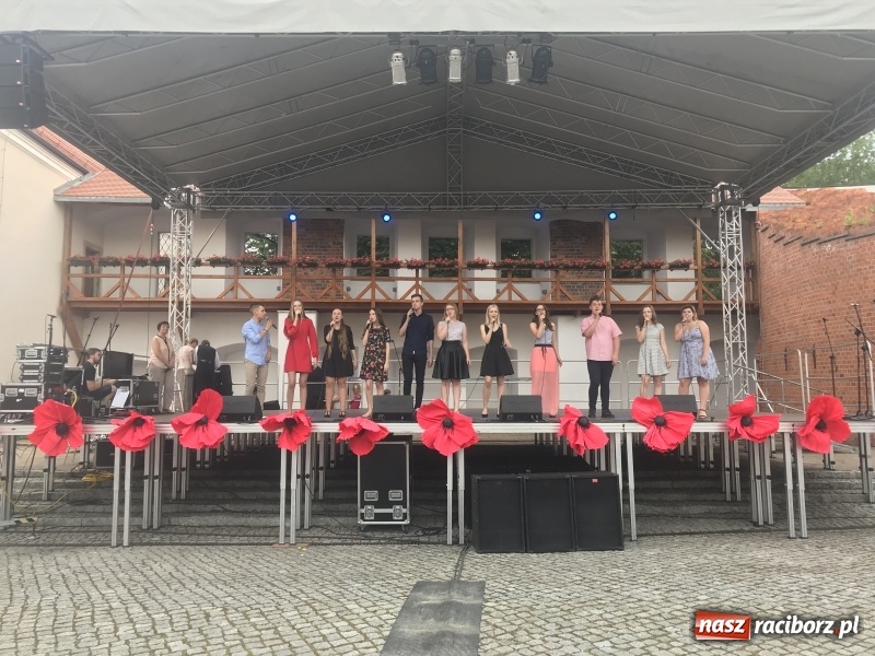 Zdjęcie w galerii na portalu naszraciborz.pl: I Święto Powiatu Raciborskiego na zamku  wiadomości z regionu