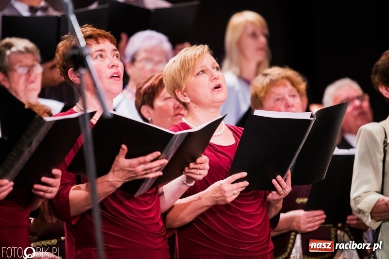 Zdjęcie w galerii na portalu naszraciborz.pl: XXV Trojok Śląski na deskach sceny DK Strzecha wiadomości z regionu