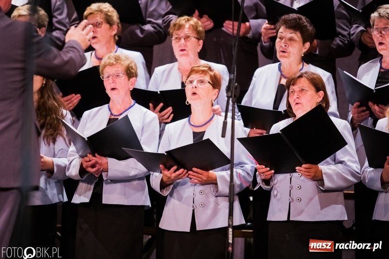 Zdjęcie w galerii na portalu naszraciborz.pl: XXV Trojok Śląski na deskach sceny DK Strzecha wiadomości z regionu