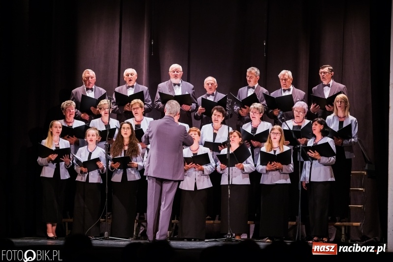 Zdjęcie w galerii na portalu naszraciborz.pl: XXV Trojok Śląski na deskach sceny DK Strzecha wiadomości z regionu