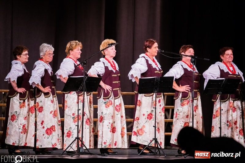 Zdjęcie w galerii na portalu naszraciborz.pl: XXV Trojok Śląski na deskach sceny DK Strzecha wiadomości z regionu
