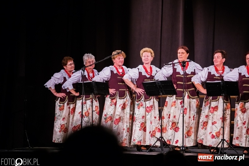 Zdjęcie w galerii na portalu naszraciborz.pl: XXV Trojok Śląski na deskach sceny DK Strzecha wiadomości z regionu