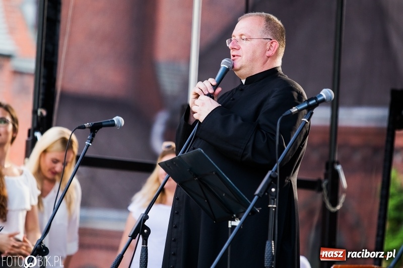 Zdjęcie w galerii na portalu naszraciborz.pl: Koncert Uwielbienia przy kościele św. Mikołaja wiadomości z regionu