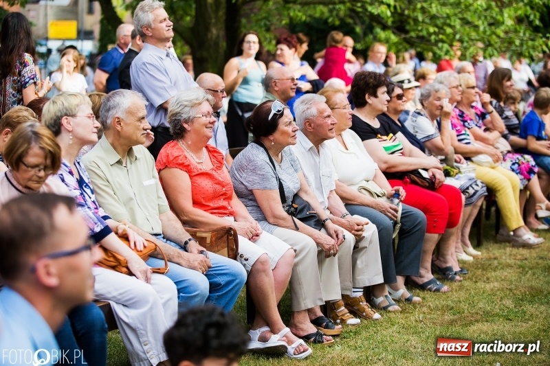 Zdjęcie w galerii na portalu naszraciborz.pl: Koncert Uwielbienia przy kościele św. Mikołaja wiadomości z regionu