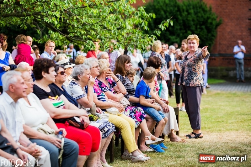 Zdjęcie w galerii na portalu naszraciborz.pl: Koncert Uwielbienia przy kościele św. Mikołaja wiadomości z regionu