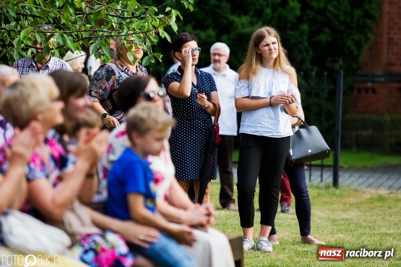 Zdjęcie w galerii na portalu naszraciborz.pl: Koncert Uwielbienia przy kościele św. Mikołaja wiadomości z regionu