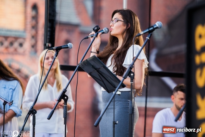 Zdjęcie w galerii na portalu naszraciborz.pl: Koncert Uwielbienia przy kościele św. Mikołaja wiadomości z regionu