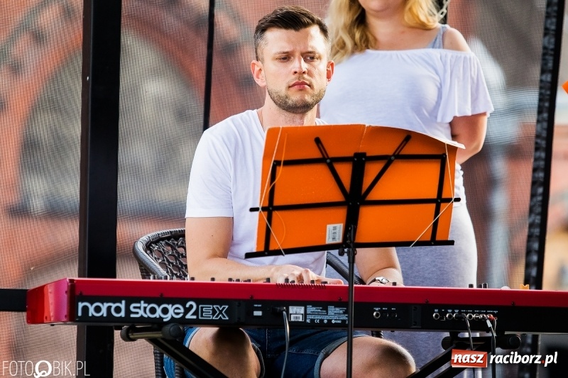 Zdjęcie w galerii na portalu naszraciborz.pl: Koncert Uwielbienia przy kościele św. Mikołaja wiadomości z regionu