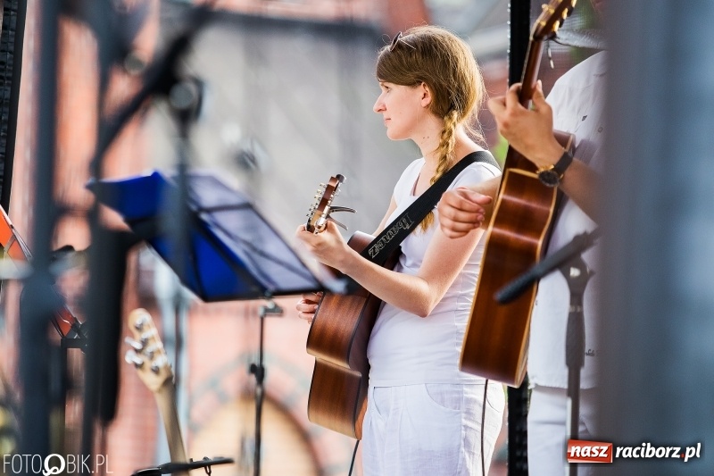 Zdjęcie w galerii na portalu naszraciborz.pl: Koncert Uwielbienia przy kościele św. Mikołaja wiadomości z regionu