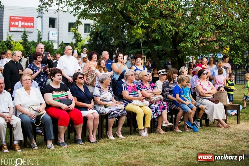 Zdjęcie w galerii na portalu naszraciborz.pl: Koncert Uwielbienia przy kościele św. Mikołaja wiadomości z regionu