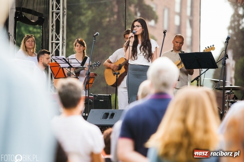 Zdjęcie w galerii na portalu naszraciborz.pl: Koncert Uwielbienia przy kościele św. Mikołaja wiadomości z regionu