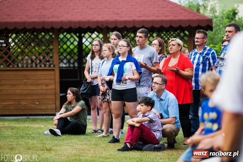 Zdjęcie w galerii na portalu naszraciborz.pl: Koncert Uwielbienia przy kościele św. Mikołaja wiadomości z regionu