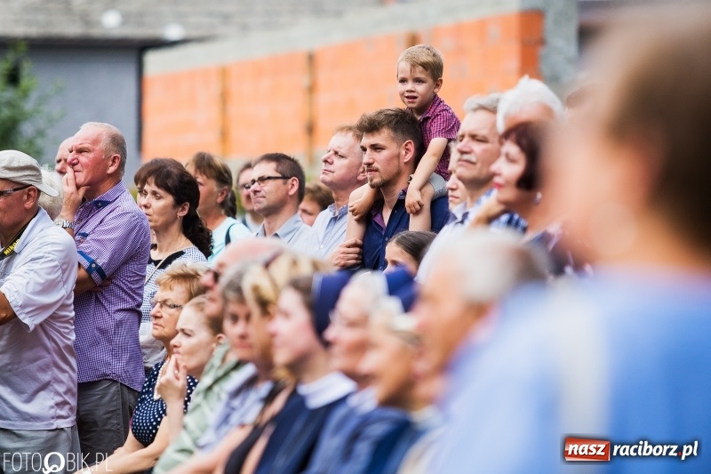 Zdjęcie w galerii na portalu naszraciborz.pl: Koncert Uwielbienia przy kościele św. Mikołaja wiadomości z regionu