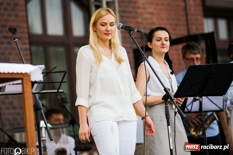 Zdjęcie w galerii na portalu naszraciborz.pl: Koncert Uwielbienia przy kościele św. Mikołaja wiadomości z regionu