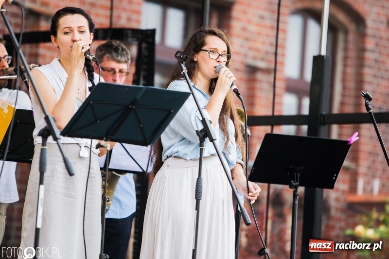 Zdjęcie w galerii na portalu naszraciborz.pl: Koncert Uwielbienia przy kościele św. Mikołaja wiadomości z regionu