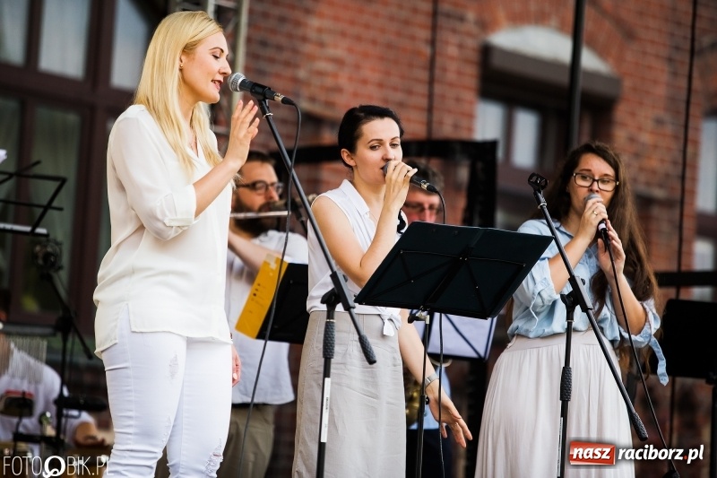 Zdjęcie w galerii na portalu naszraciborz.pl: Koncert Uwielbienia przy kościele św. Mikołaja wiadomości z regionu