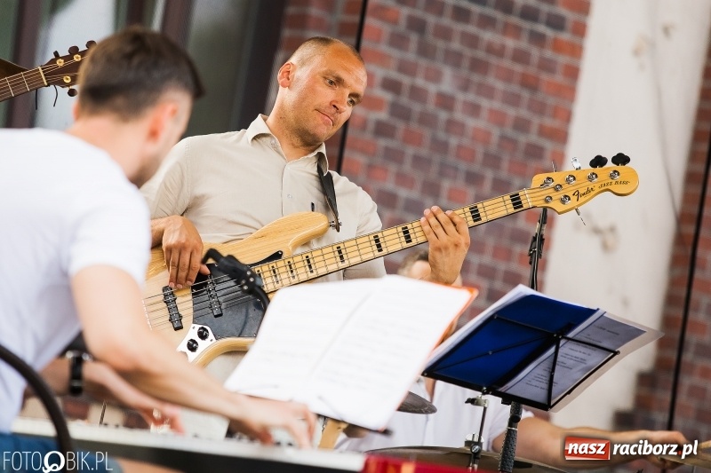 Zdjęcie w galerii na portalu naszraciborz.pl: Koncert Uwielbienia przy kościele św. Mikołaja wiadomości z regionu