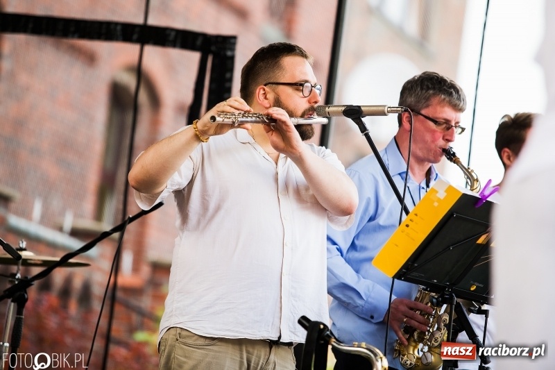 Zdjęcie w galerii na portalu naszraciborz.pl: Koncert Uwielbienia przy kościele św. Mikołaja wiadomości z regionu