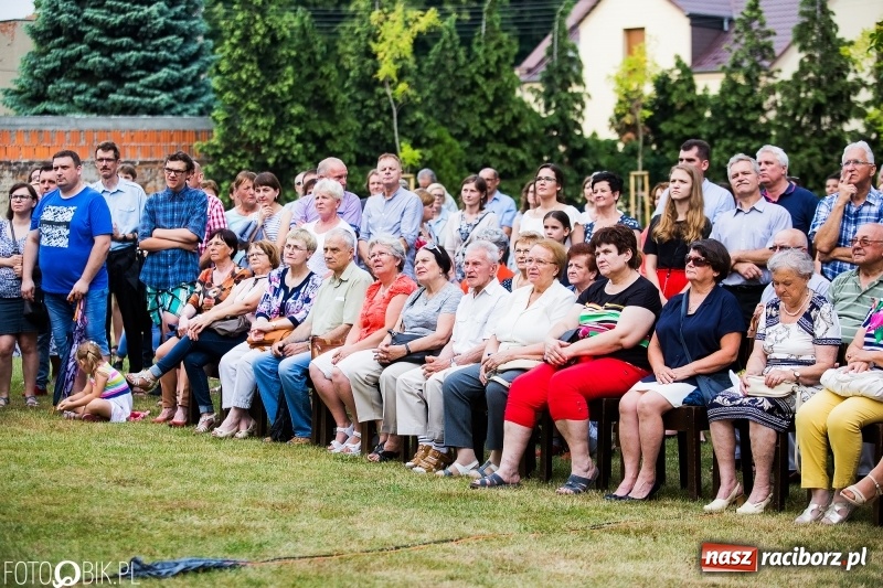 Zdjęcie w galerii na portalu naszraciborz.pl: Koncert Uwielbienia przy kościele św. Mikołaja wiadomości z regionu