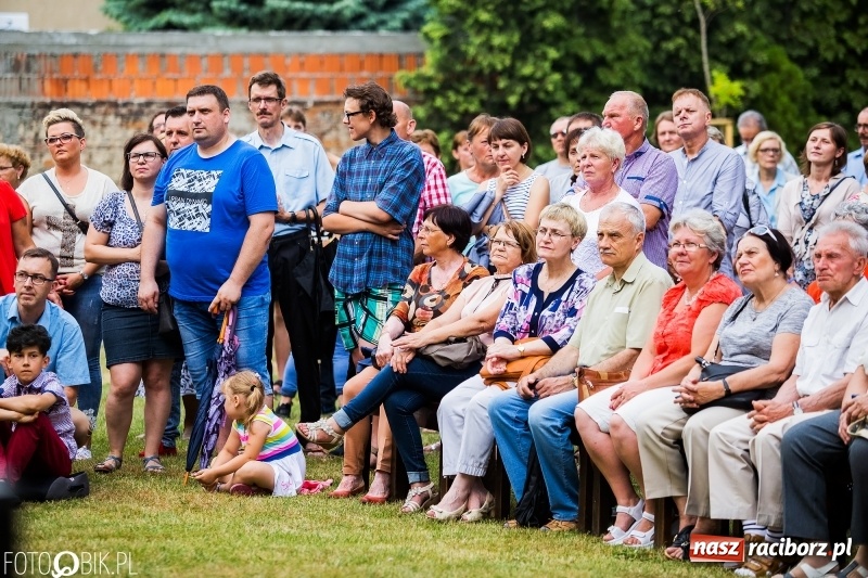 Zdjęcie w galerii na portalu naszraciborz.pl: Koncert Uwielbienia przy kościele św. Mikołaja wiadomości z regionu