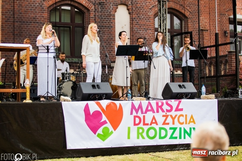 Zdjęcie w galerii na portalu naszraciborz.pl: Koncert Uwielbienia przy kościele św. Mikołaja wiadomości z regionu