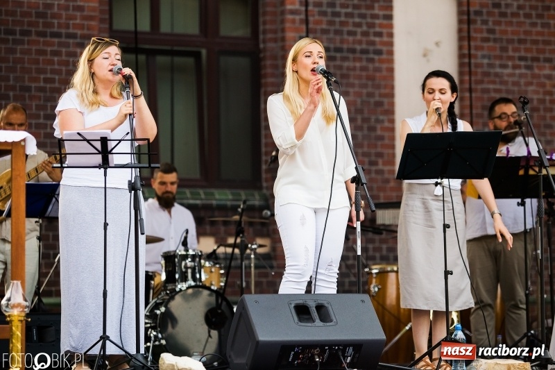 Zdjęcie w galerii na portalu naszraciborz.pl: Koncert Uwielbienia przy kościele św. Mikołaja wiadomości z regionu