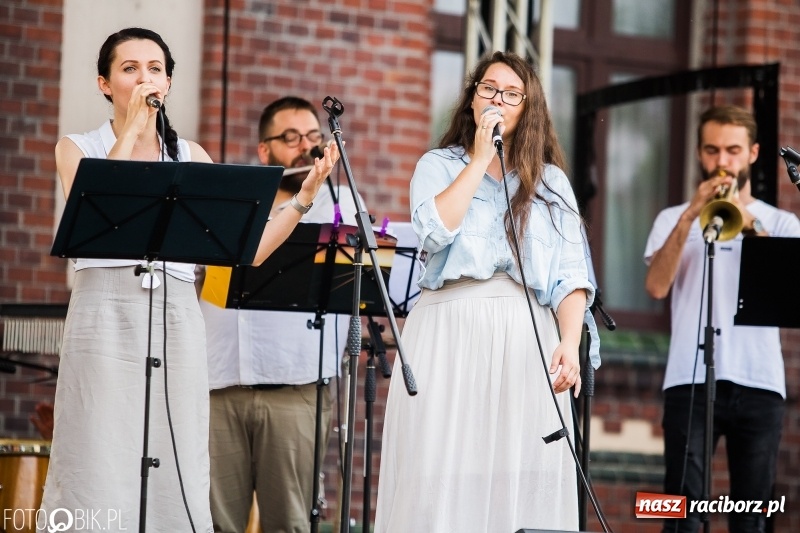 Zdjęcie w galerii na portalu naszraciborz.pl: Koncert Uwielbienia przy kościele św. Mikołaja wiadomości z regionu