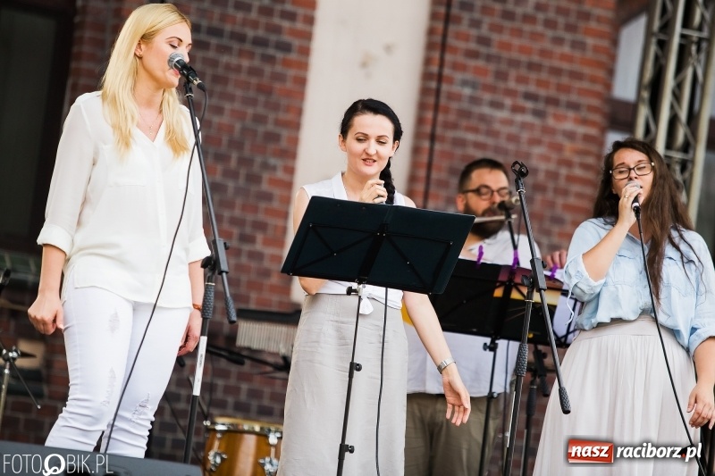 Zdjęcie w galerii na portalu naszraciborz.pl: Koncert Uwielbienia przy kościele św. Mikołaja wiadomości z regionu