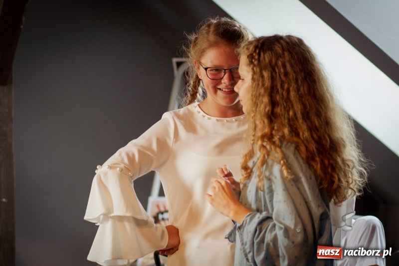 Zdjęcie w galerii na portalu naszraciborz.pl: Beztalencie i Hipnoza - dwie komediowe premiery w Pietraszynie  wiadomości z regionu