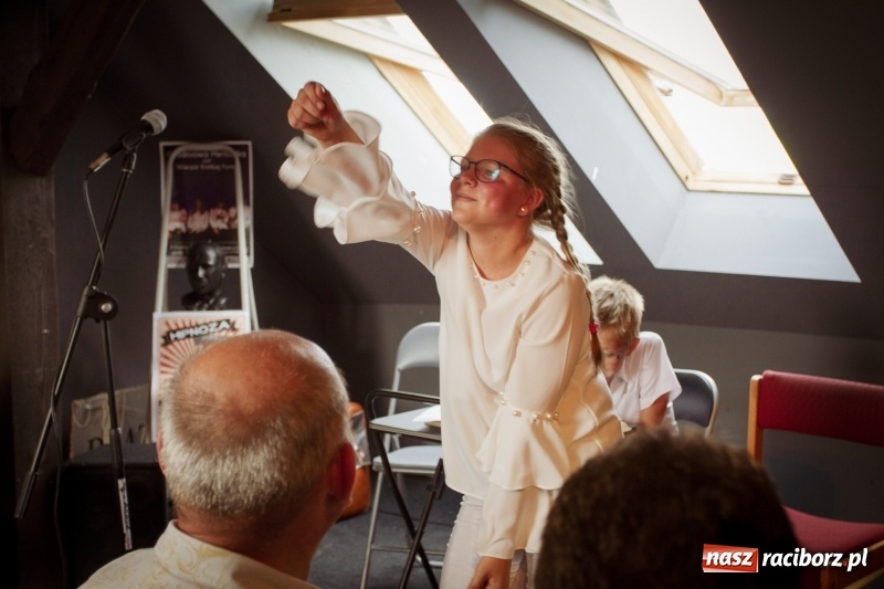 Zdjęcie w galerii na portalu naszraciborz.pl: Beztalencie i Hipnoza - dwie komediowe premiery w Pietraszynie  wiadomości z regionu