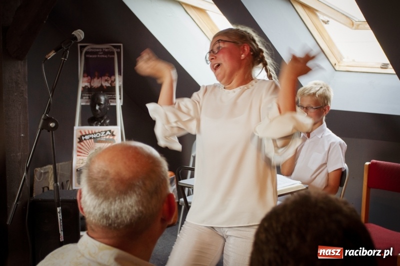 Zdjęcie w galerii na portalu naszraciborz.pl: Beztalencie i Hipnoza - dwie komediowe premiery w Pietraszynie  wiadomości z regionu