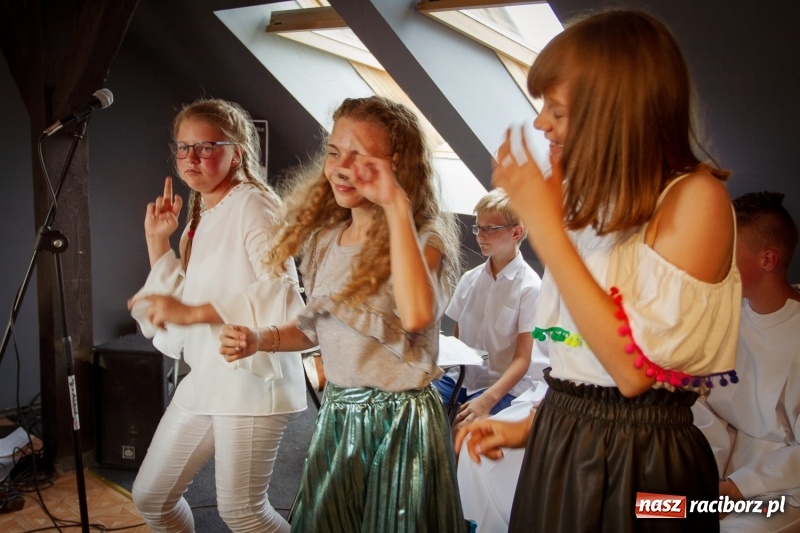 Zdjęcie w galerii na portalu naszraciborz.pl: Beztalencie i Hipnoza - dwie komediowe premiery w Pietraszynie  wiadomości z regionu