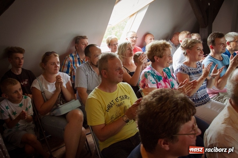 Zdjęcie w galerii na portalu naszraciborz.pl: Beztalencie i Hipnoza - dwie komediowe premiery w Pietraszynie  wiadomości z regionu