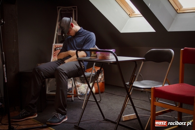 Zdjęcie w galerii na portalu naszraciborz.pl: Beztalencie i Hipnoza - dwie komediowe premiery w Pietraszynie  wiadomości z regionu