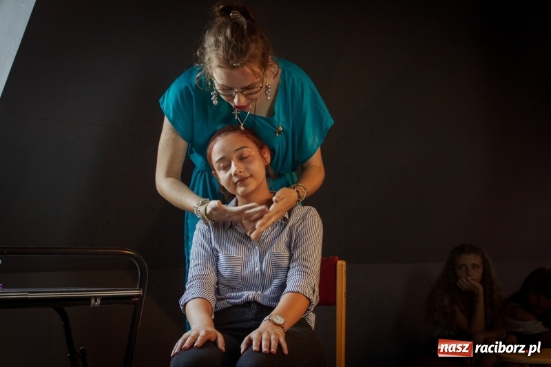 Zdjęcie w galerii na portalu naszraciborz.pl: Beztalencie i Hipnoza - dwie komediowe premiery w Pietraszynie  wiadomości z regionu