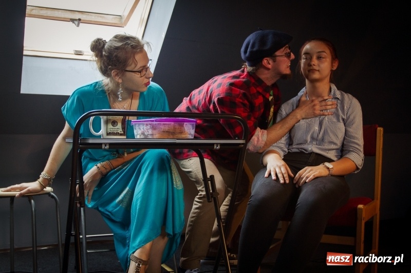 Zdjęcie w galerii na portalu naszraciborz.pl: Beztalencie i Hipnoza - dwie komediowe premiery w Pietraszynie  wiadomości z regionu