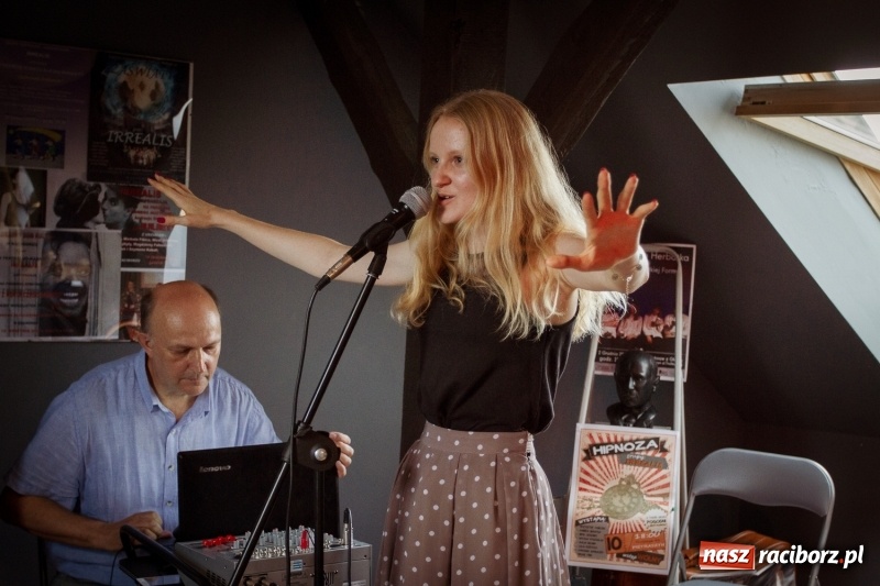 Zdjęcie w galerii na portalu naszraciborz.pl: Beztalencie i Hipnoza - dwie komediowe premiery w Pietraszynie  wiadomości z regionu