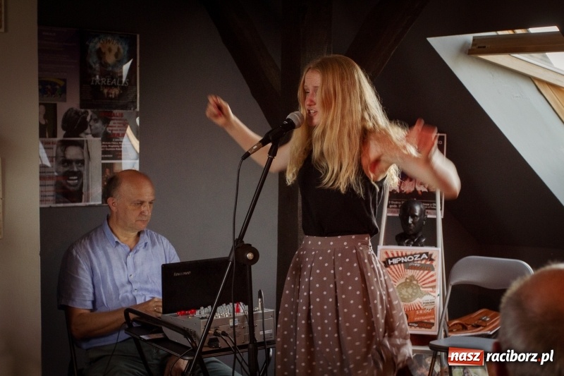 Zdjęcie w galerii na portalu naszraciborz.pl: Beztalencie i Hipnoza - dwie komediowe premiery w Pietraszynie  wiadomości z regionu