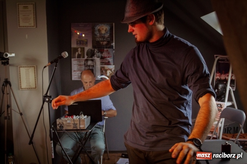 Zdjęcie w galerii na portalu naszraciborz.pl: Beztalencie i Hipnoza - dwie komediowe premiery w Pietraszynie  wiadomości z regionu