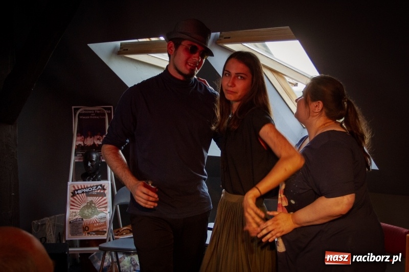 Zdjęcie w galerii na portalu naszraciborz.pl: Beztalencie i Hipnoza - dwie komediowe premiery w Pietraszynie  wiadomości z regionu