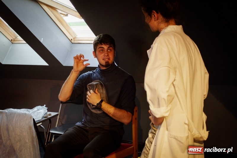 Zdjęcie w galerii na portalu naszraciborz.pl: Beztalencie i Hipnoza - dwie komediowe premiery w Pietraszynie  wiadomości z regionu