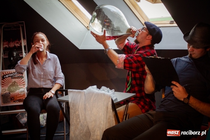 Zdjęcie w galerii na portalu naszraciborz.pl: Beztalencie i Hipnoza - dwie komediowe premiery w Pietraszynie  wiadomości z regionu