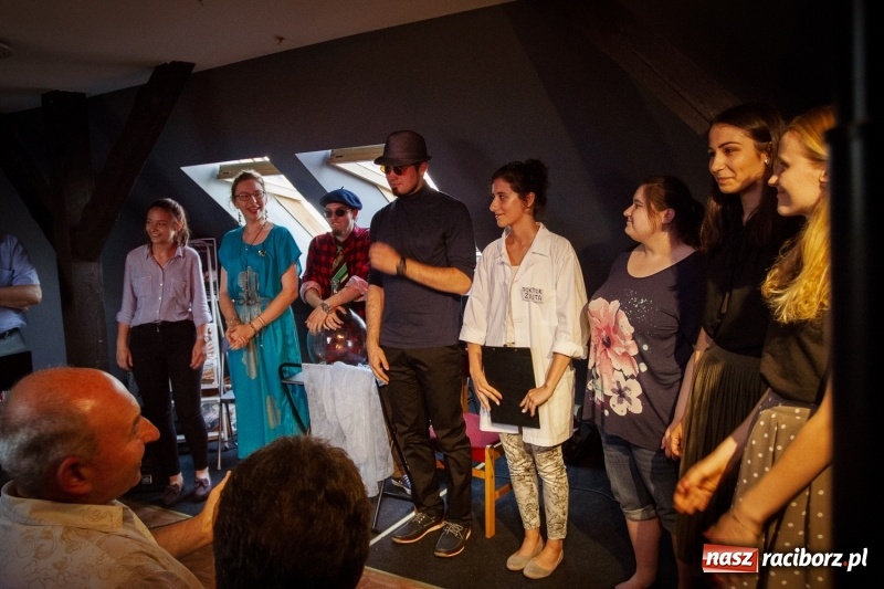 Zdjęcie w galerii na portalu naszraciborz.pl: Beztalencie i Hipnoza - dwie komediowe premiery w Pietraszynie  wiadomości z regionu