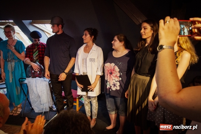 Zdjęcie w galerii na portalu naszraciborz.pl: Beztalencie i Hipnoza - dwie komediowe premiery w Pietraszynie  wiadomości z regionu